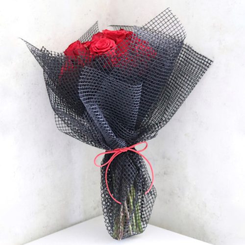 Midnight Elegance – 20 Red Roses in Black Mesh Wrap
