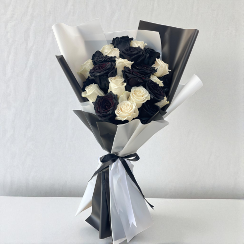 Ebon & Ivory Elegance – Black & White Rose Bouquet