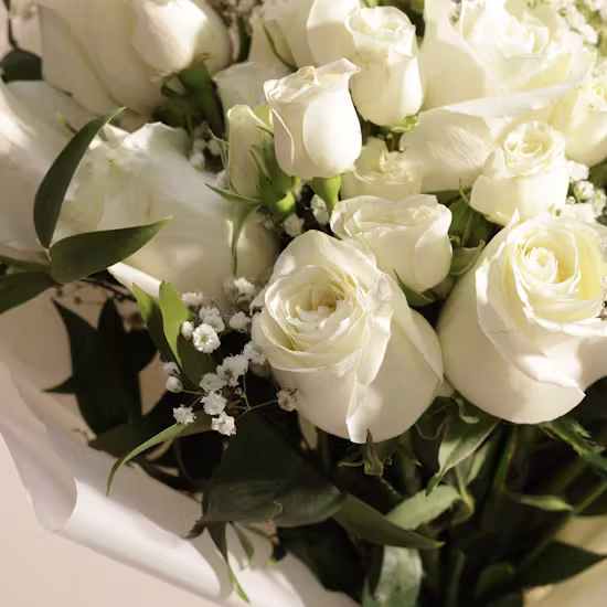 Elegant White Rose Bouquet with Baby’s Breath – Fresh Flower - Image 3